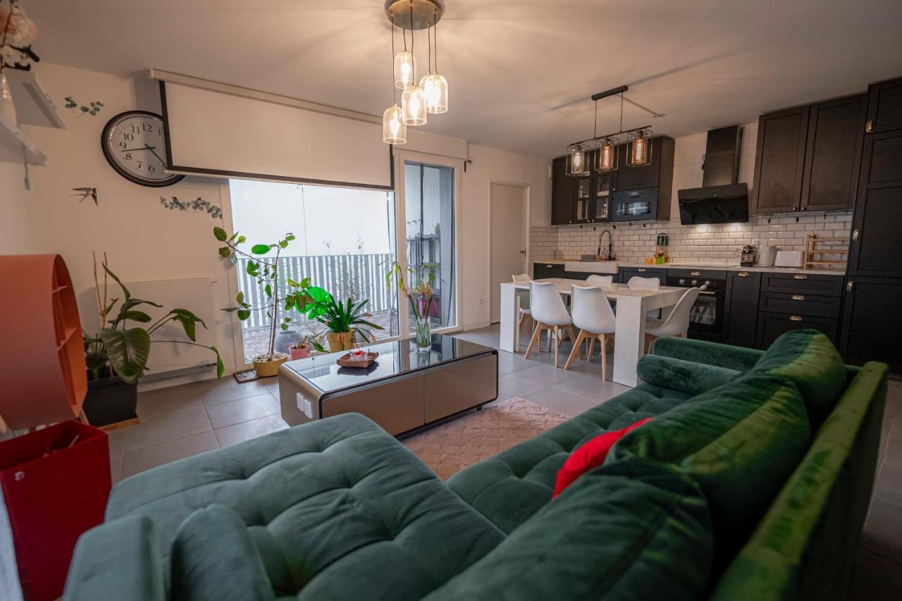 Spacious Near The Apartamento Bordéus